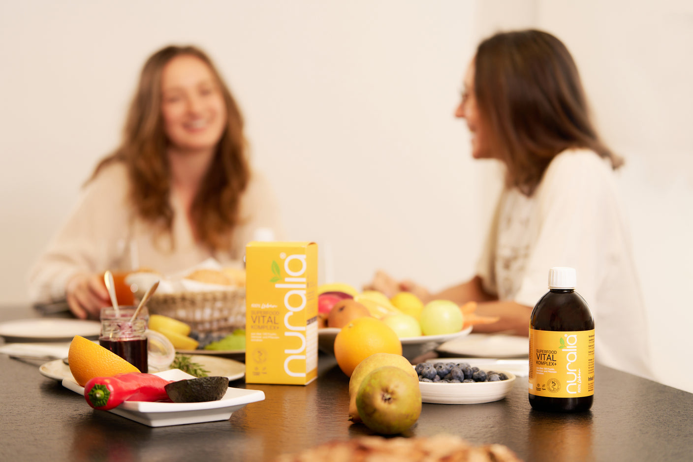 Frau trinkt natürlichen Saft