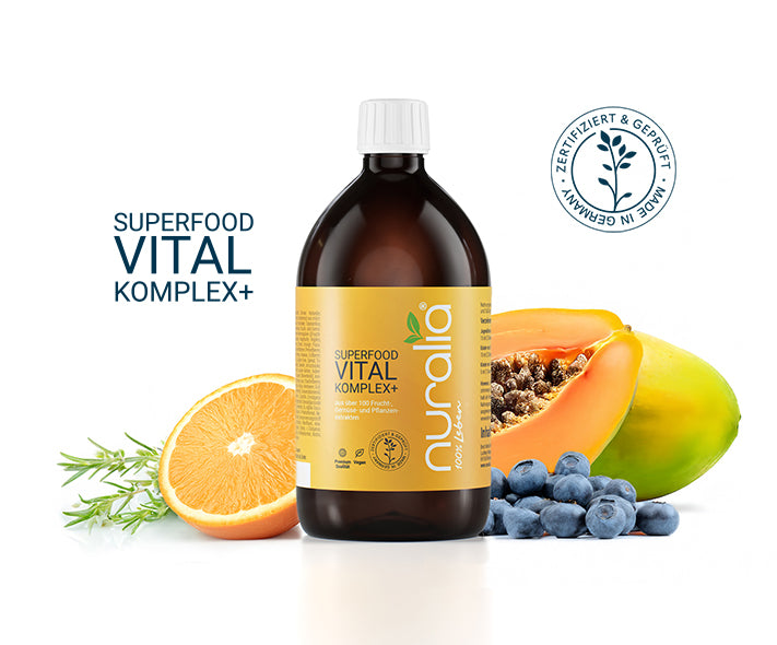Nuralia Superfood Vital Komplex+ Flasche mit frischen Früchten und Qualitätssiegel
