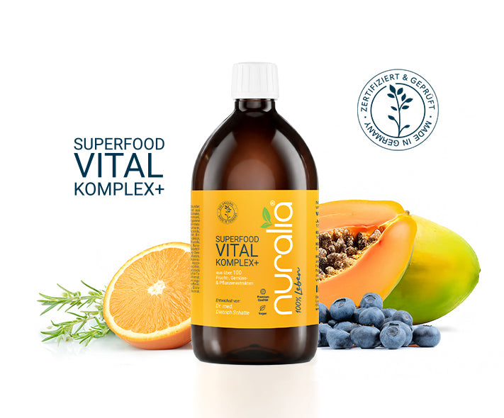 Nuralia Superfood Vital Komplex+ Flasche mit frischen Früchten und Qualitätssiegel