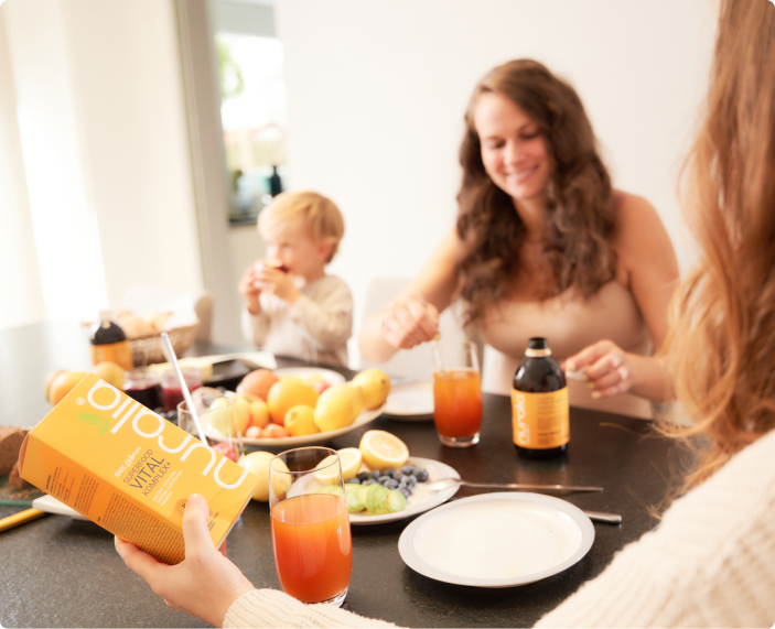 Frau und Kind beim Frühstück mit Nuralia