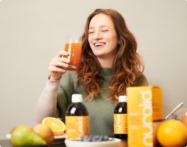 Entspannte Frau riecht an Kaffee im Haus am Morgen